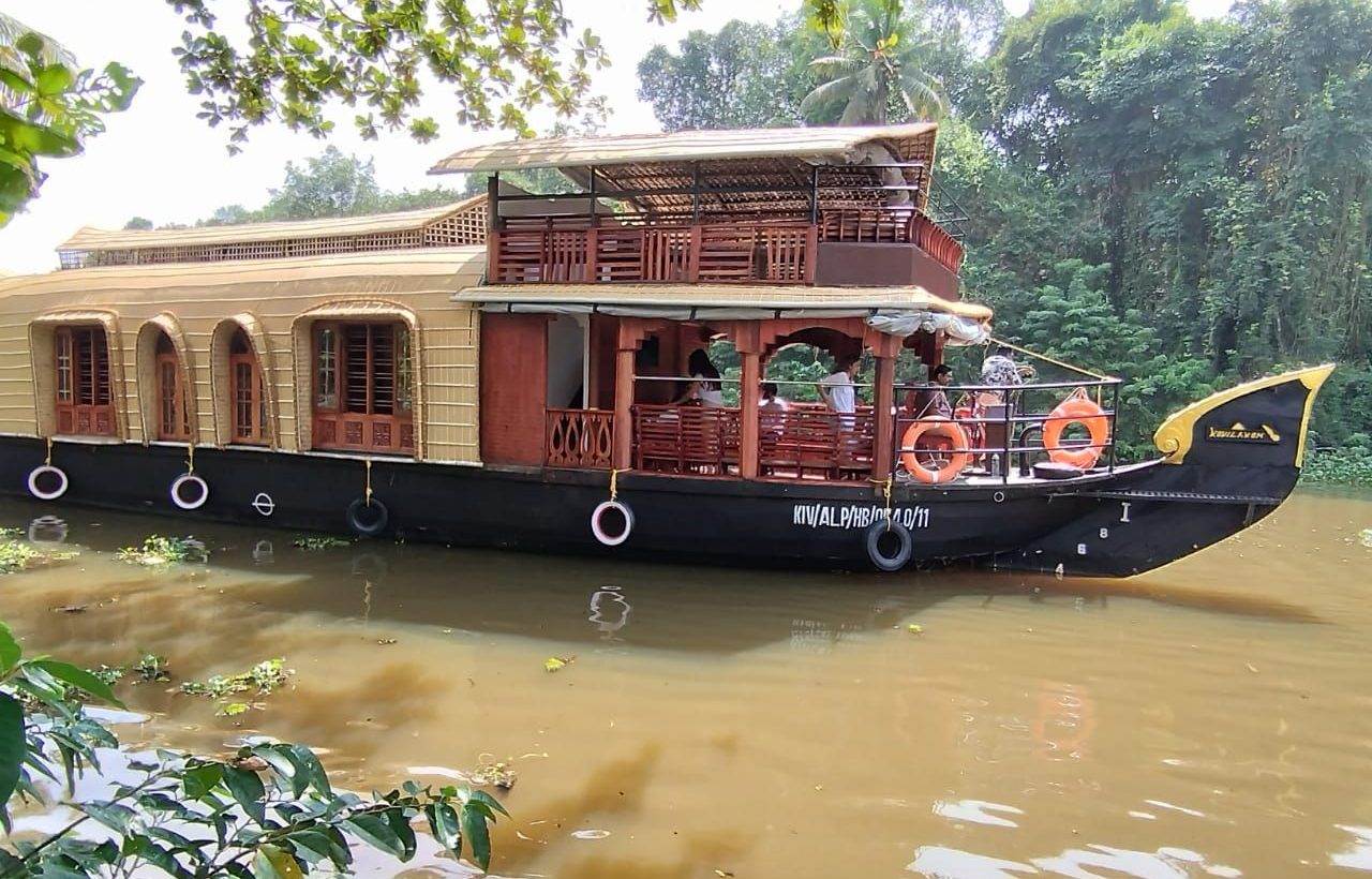 2 bedroom deluxe houseboat in kumarakom