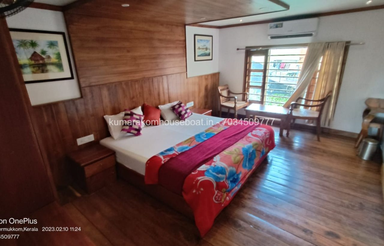 bedroom in kumarakom boat