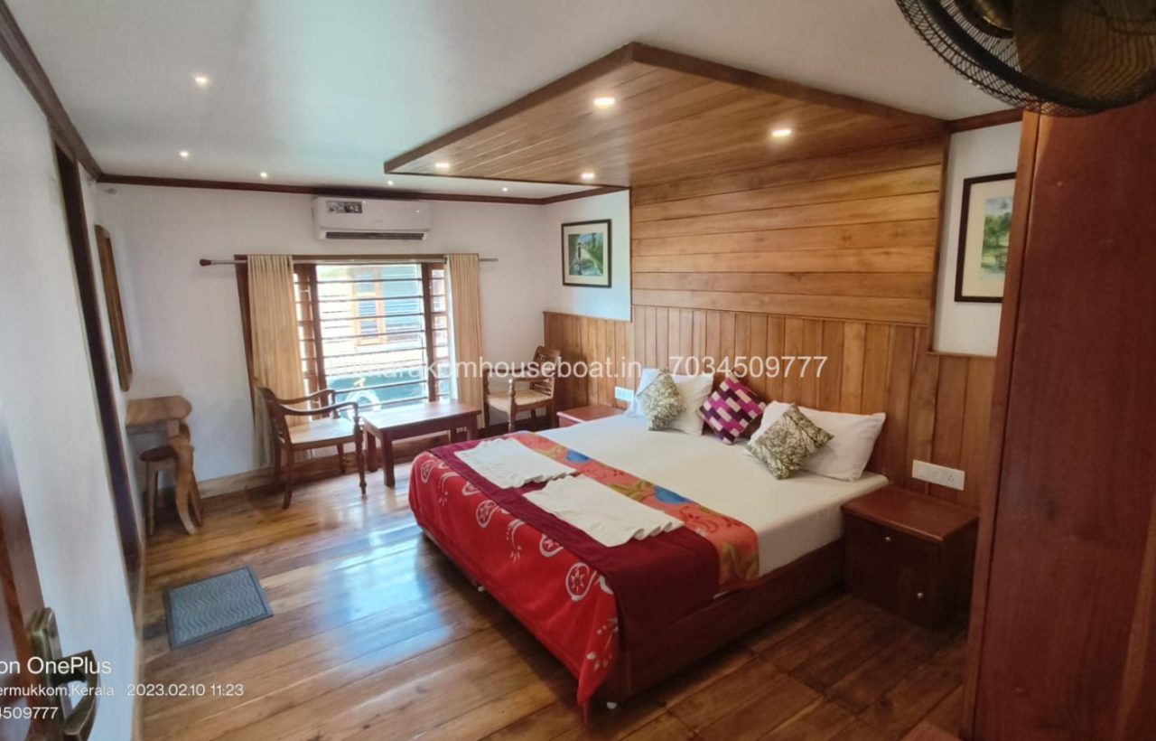 bedroom in kumarakom boat house