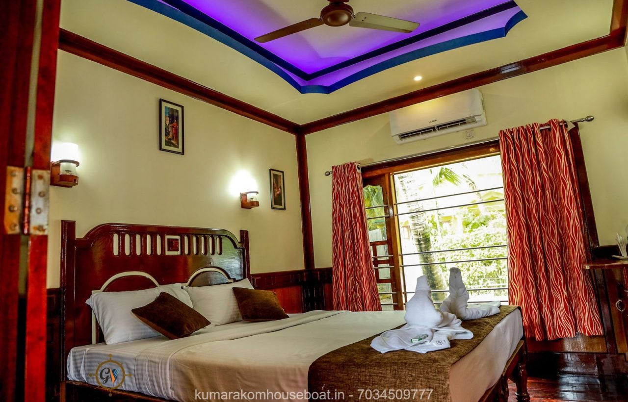 bedroom in kumarakom boat house