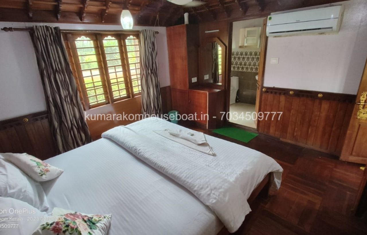 bedroom in kumarakom boat stay