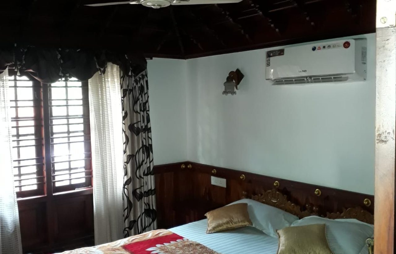 bedroom in kumarakom boat stay