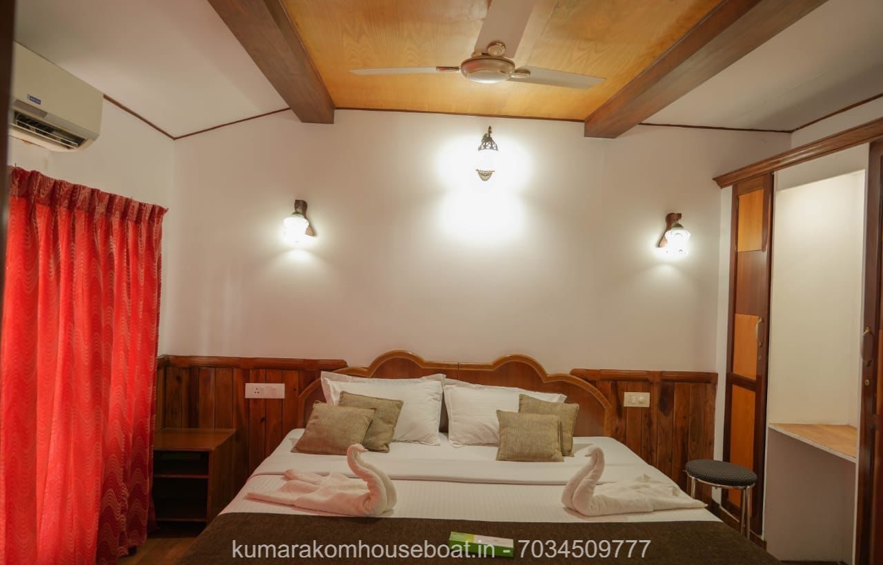 bedroom in kumarakom houseboat