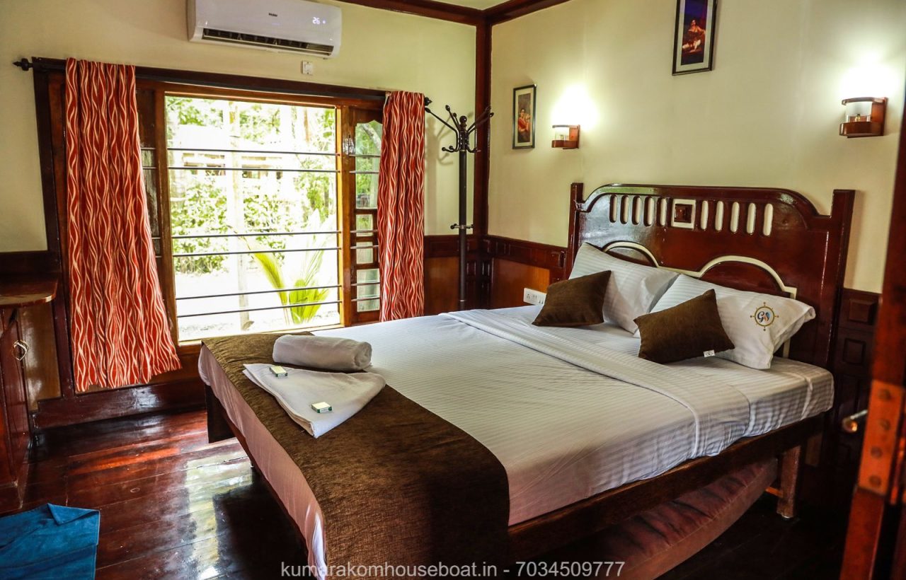 bedroom in kumarakom houseboats