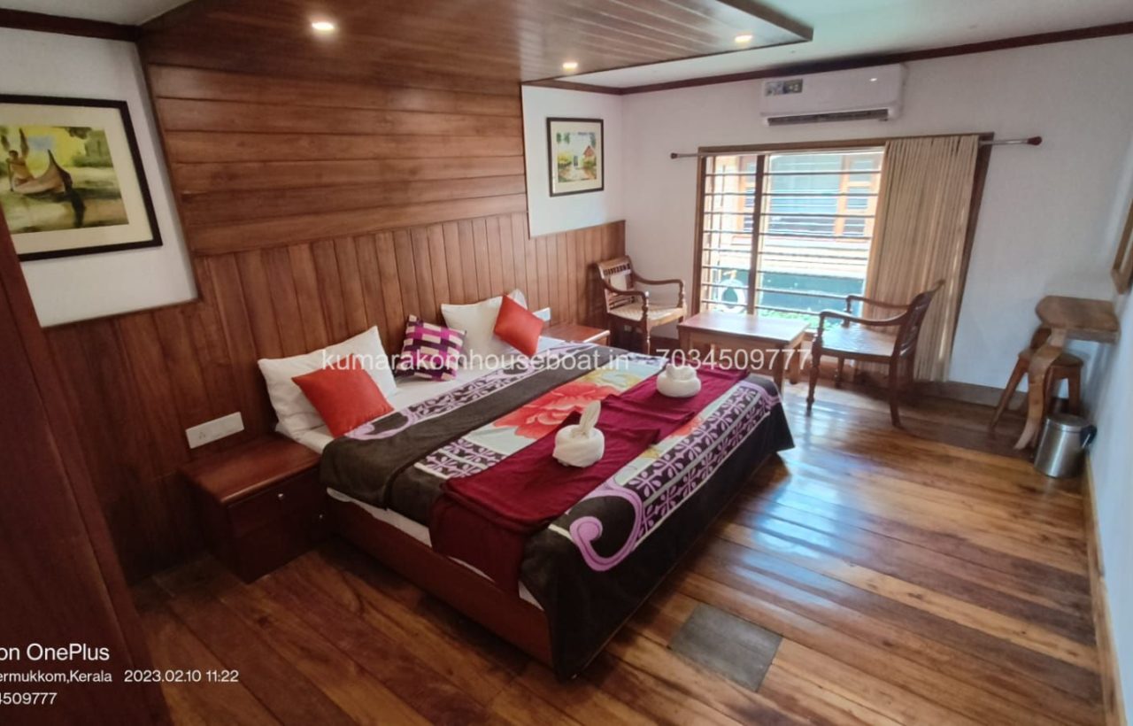 bedroom kumarakom boat stay