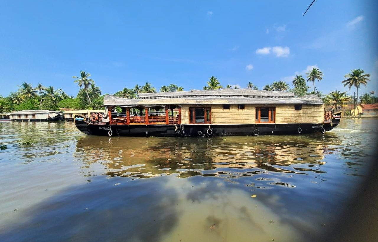 boat house in kumarakom exterior
