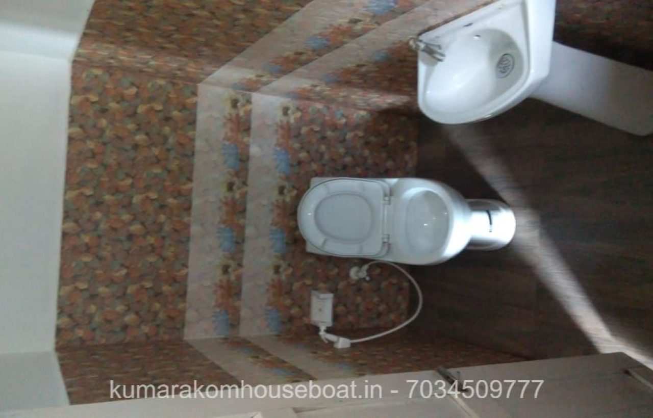 boat house kumarakom toilet