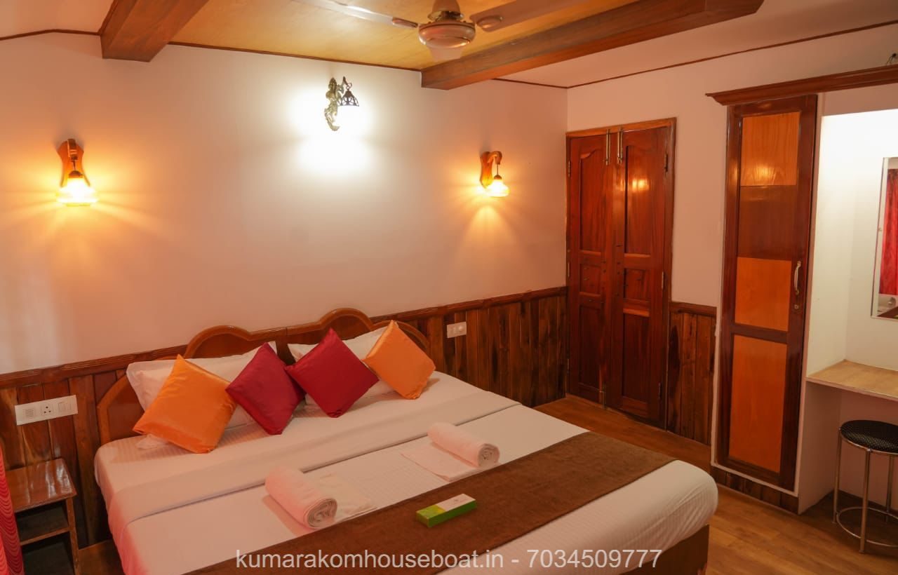 boat stay in kumarakom bedroom