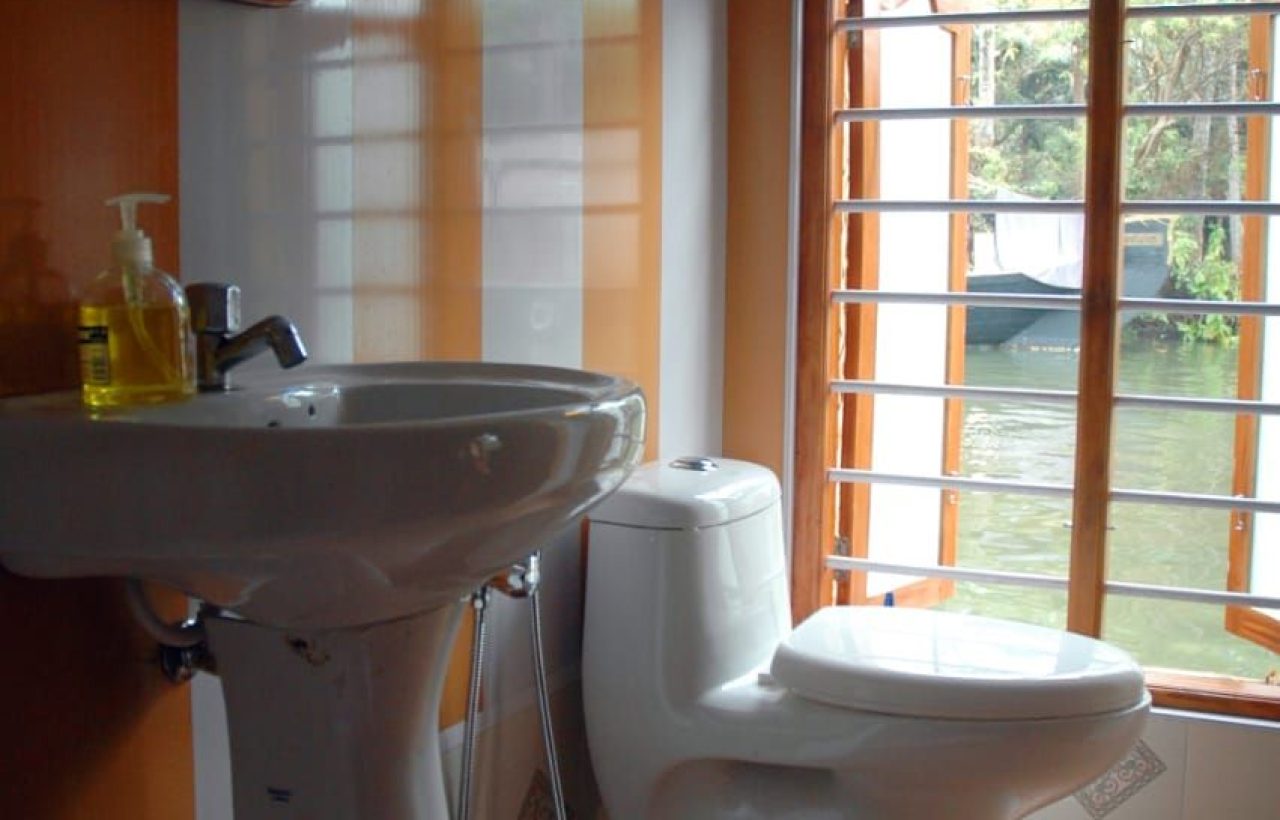 boat stay kumarakom toilet