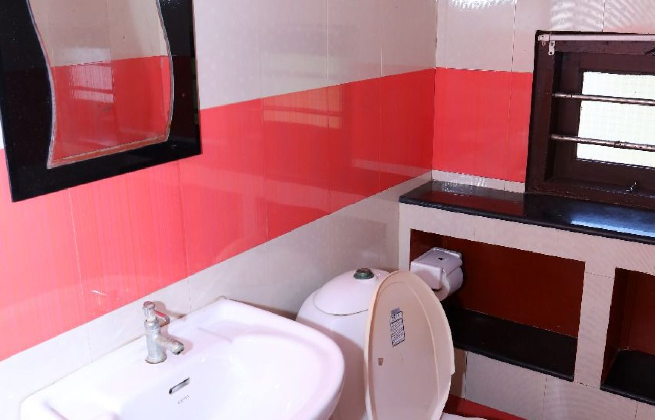 boat stay kumarakom toilets