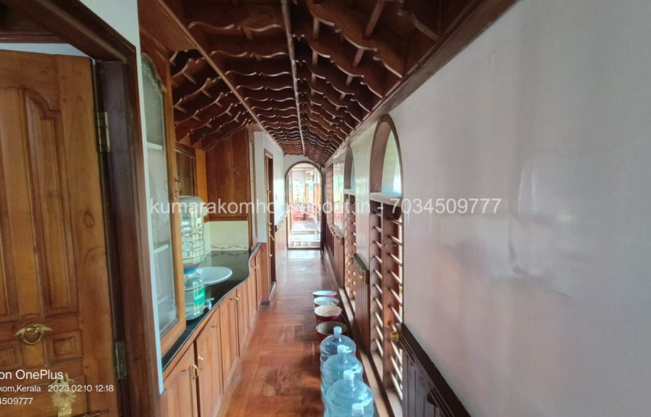 corridoor in kumarakom boat stay