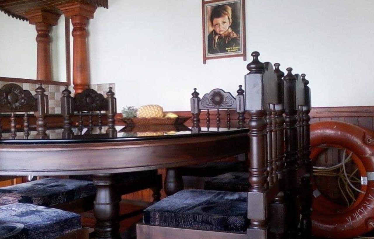 dining area in kumarakom houseboat