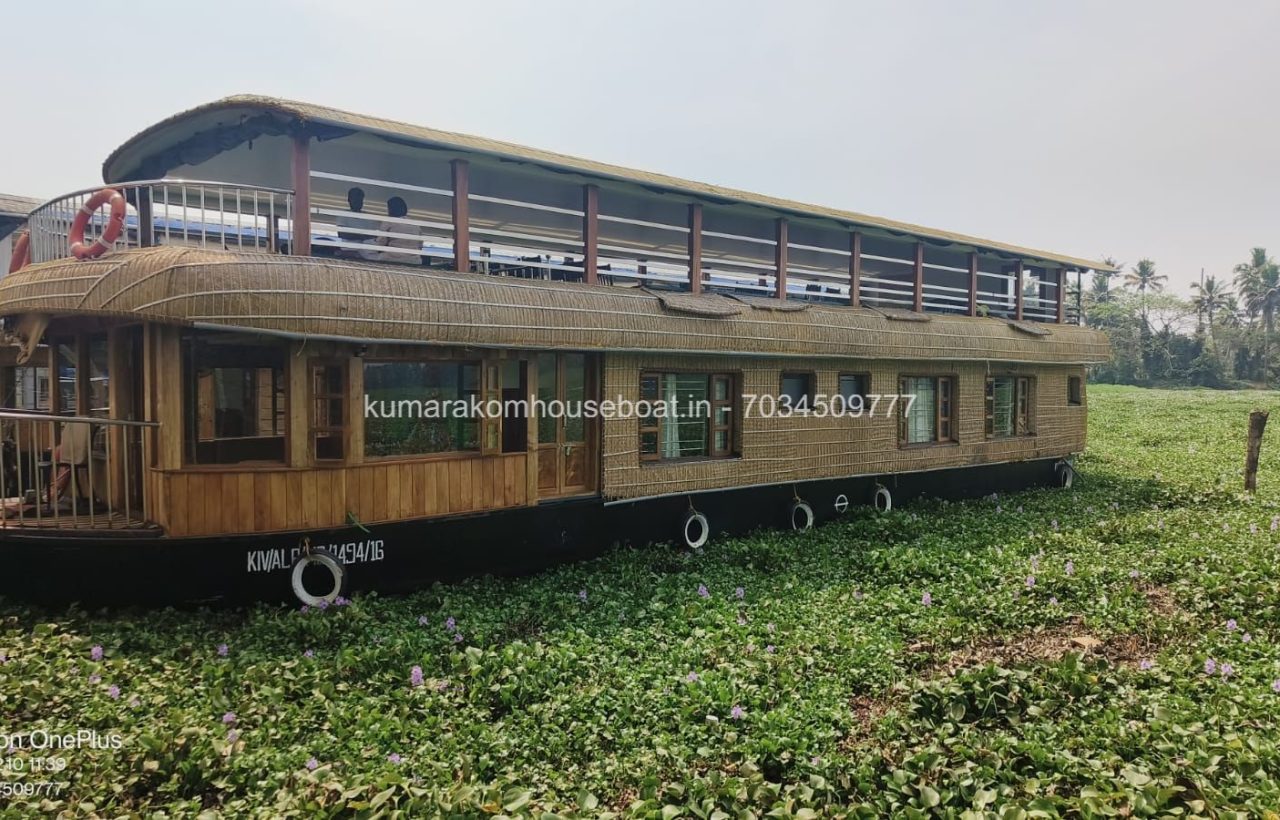 exterior kumarakom boat stay
