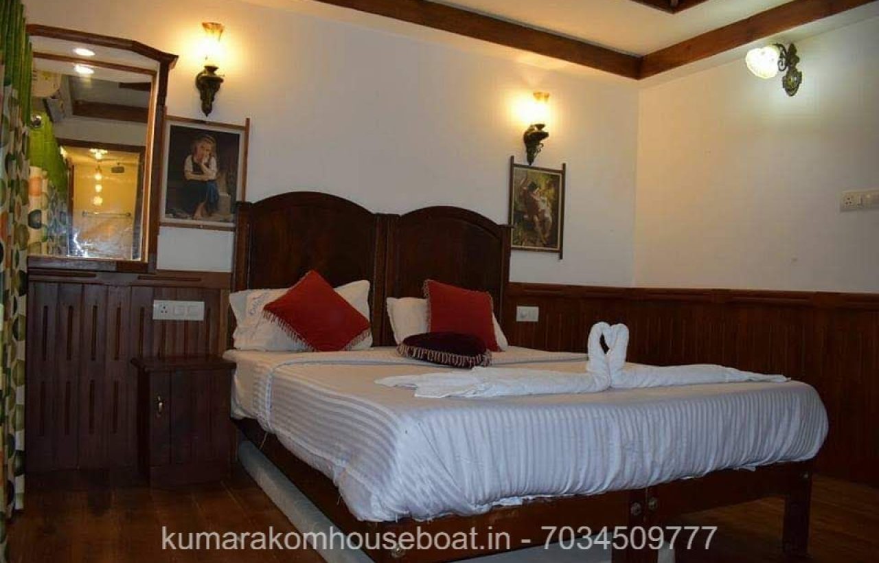 houeboat in kumarakom bedroom