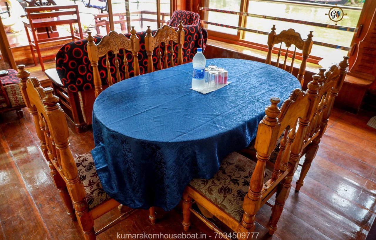 houseboats in kumarakom dining