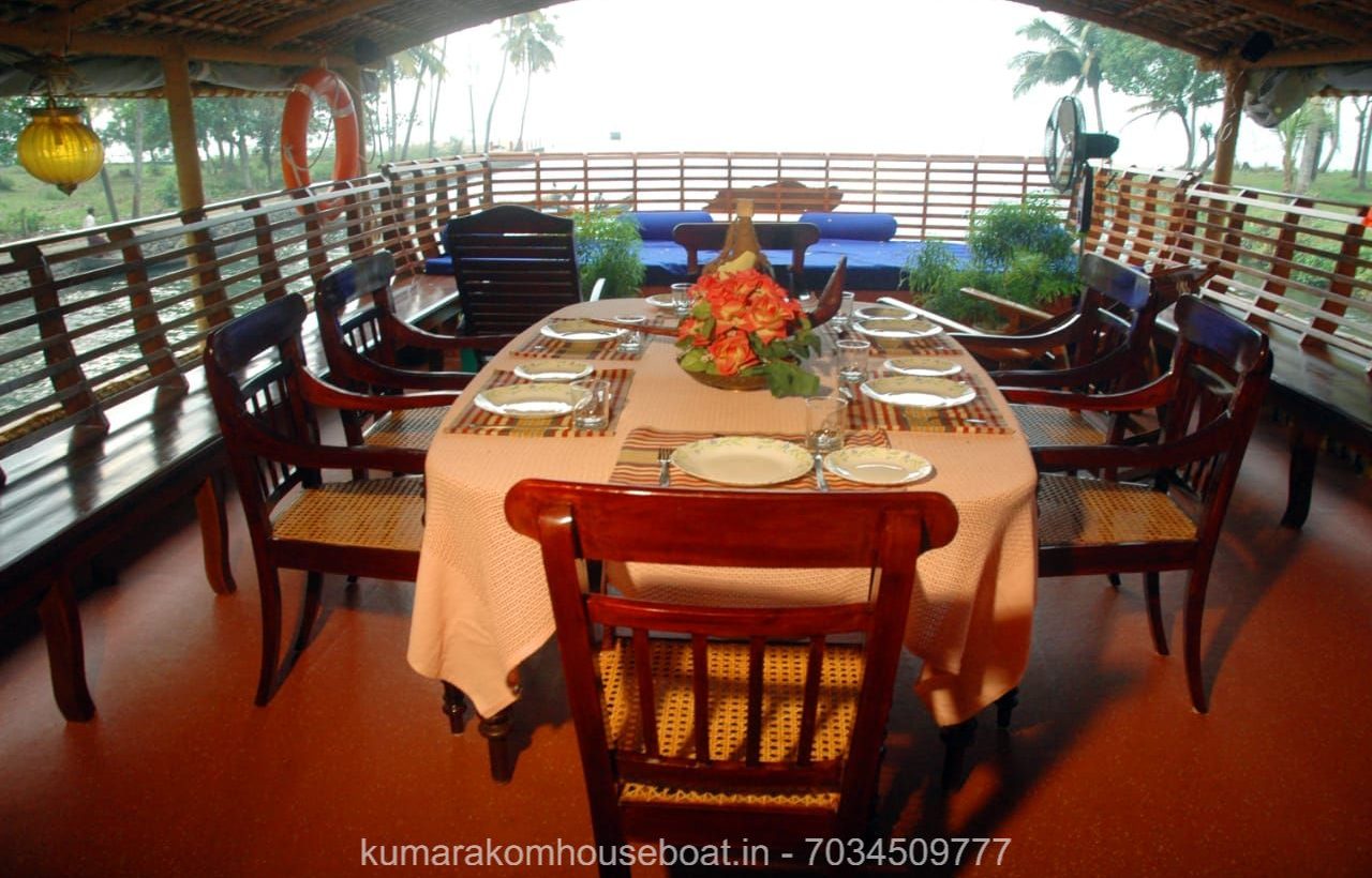 houseboats in kumarakom dining