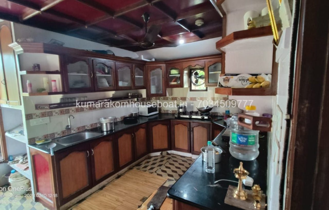 kitchen in kumarakom houseboat