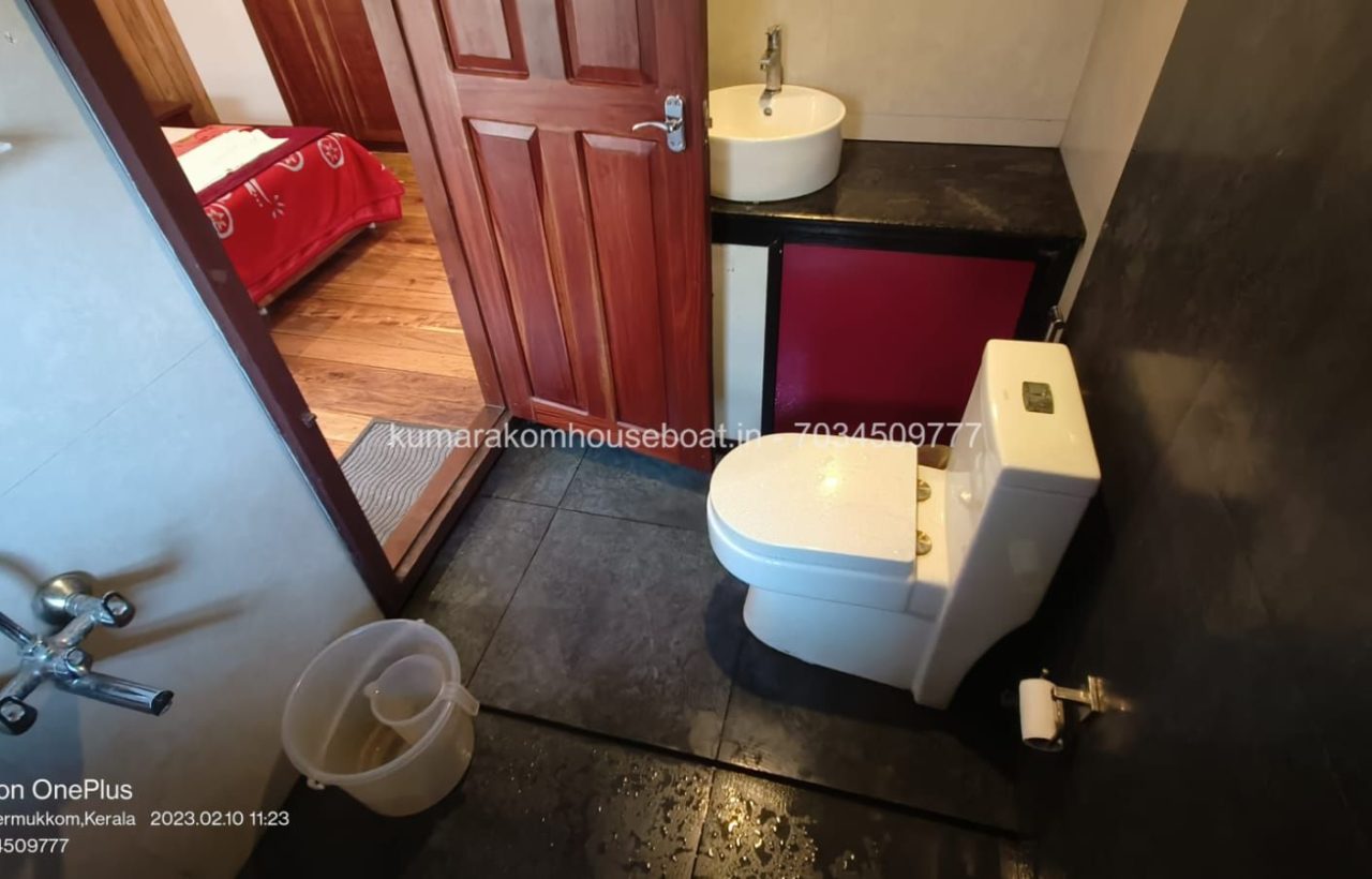 kumarakom boat house toilet
