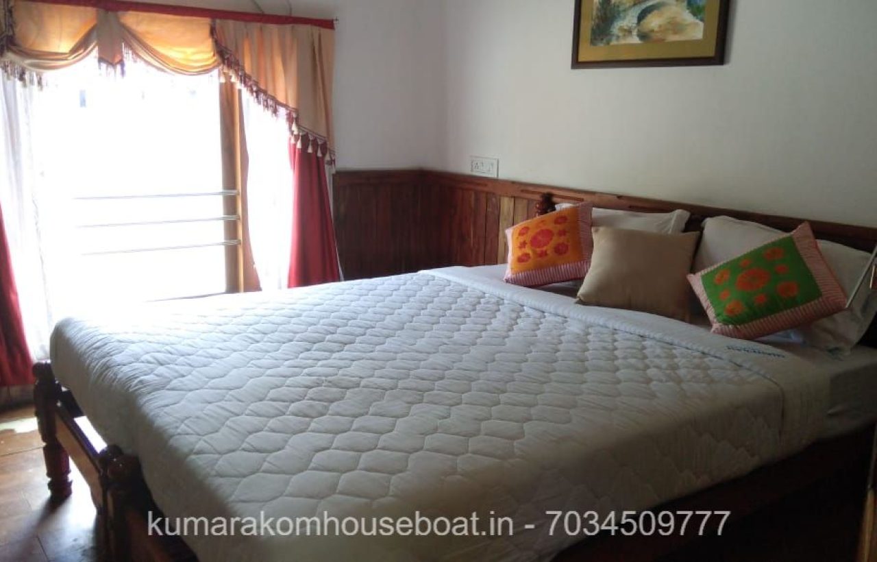 kumarakom boat stay bedroom