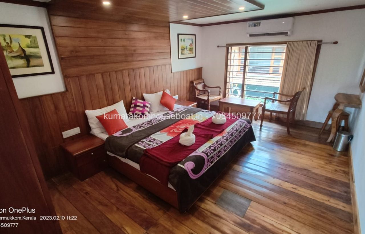 kumarakom boat stay bedroom