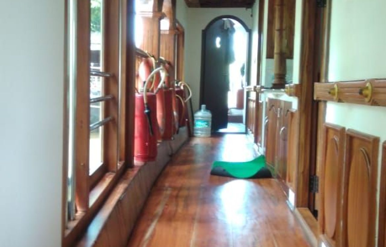 kumarakom boat stay corridoor