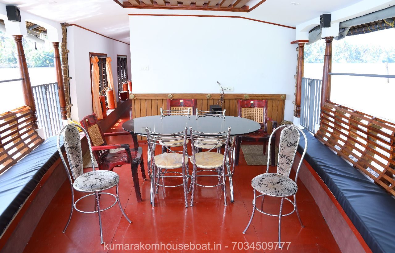 kumarakom boat stay dining