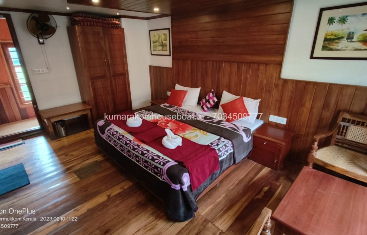 kumarakom houseboat bedroom