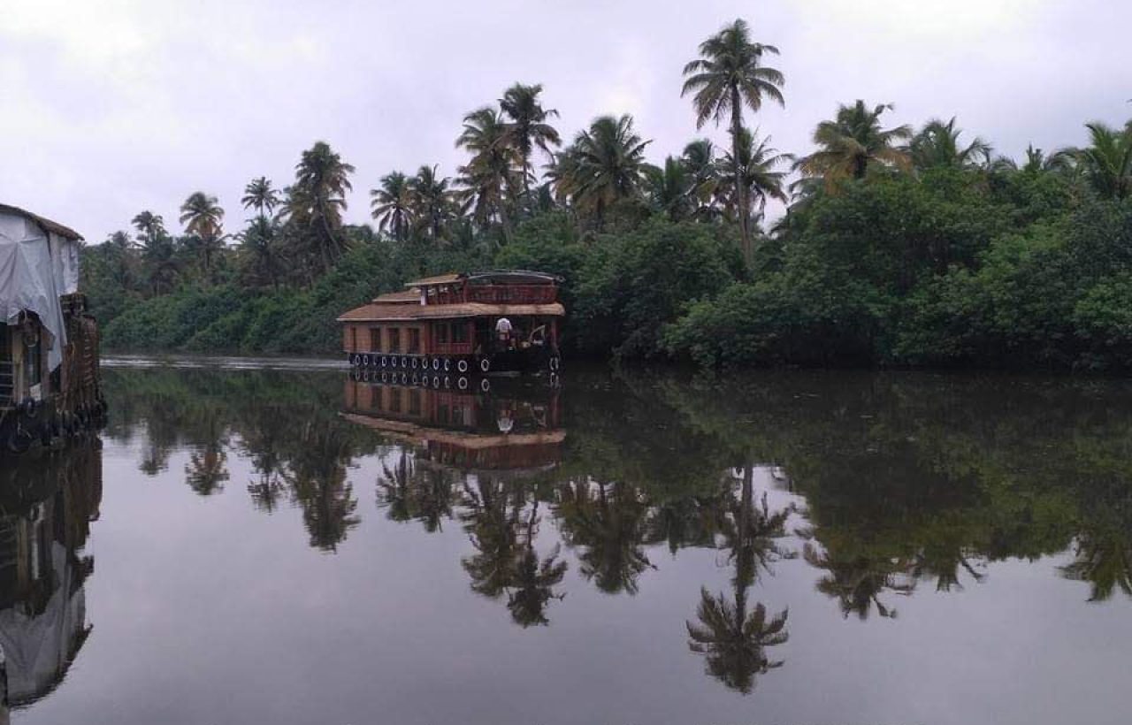 kumarakom houseboat exterior
