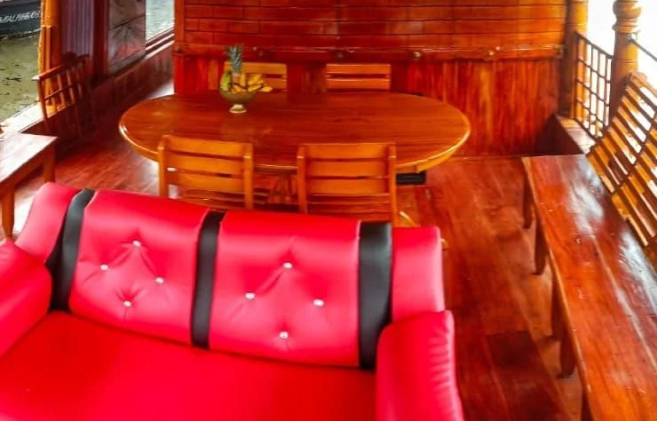 kumarakom houseboat lobby