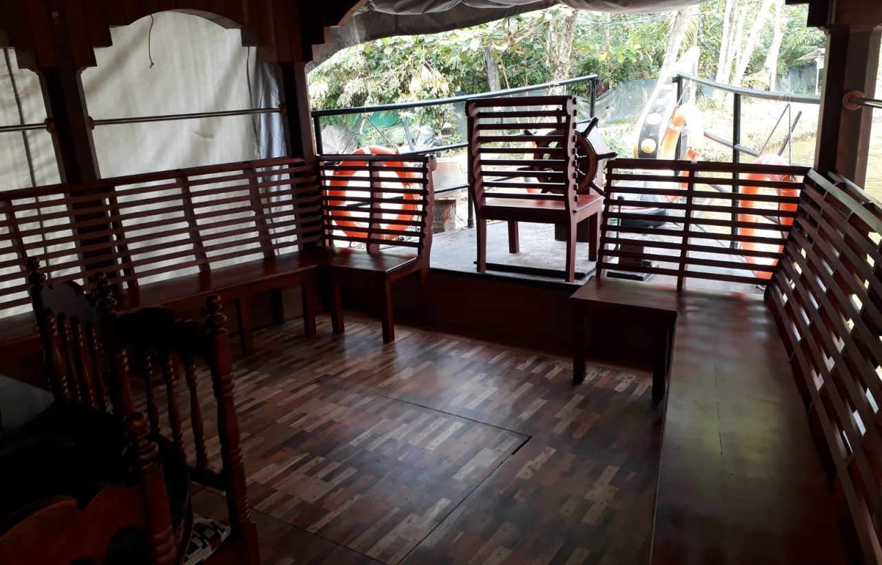 sitting area in kumarakom houseboat