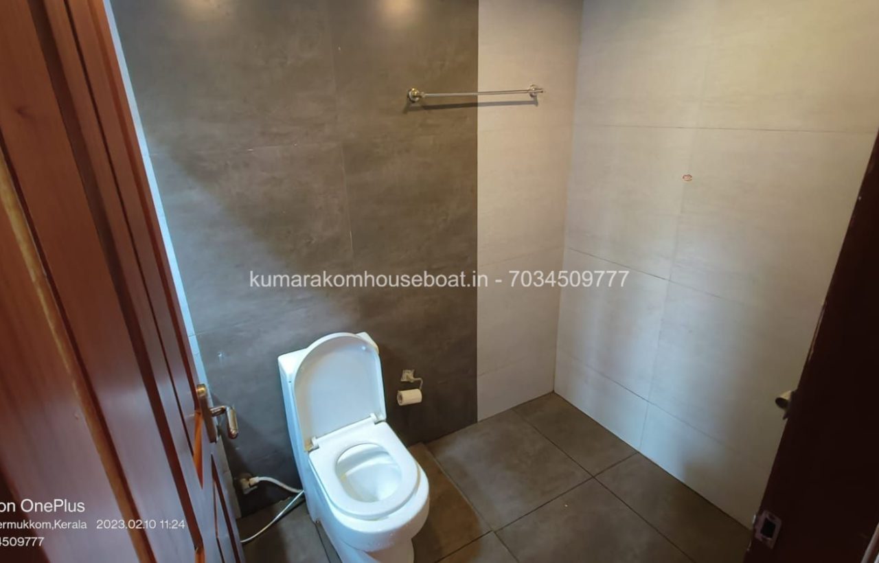 toilet Kumarakom boat
