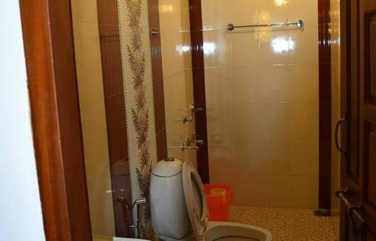 toilet in kumarakom houseboat