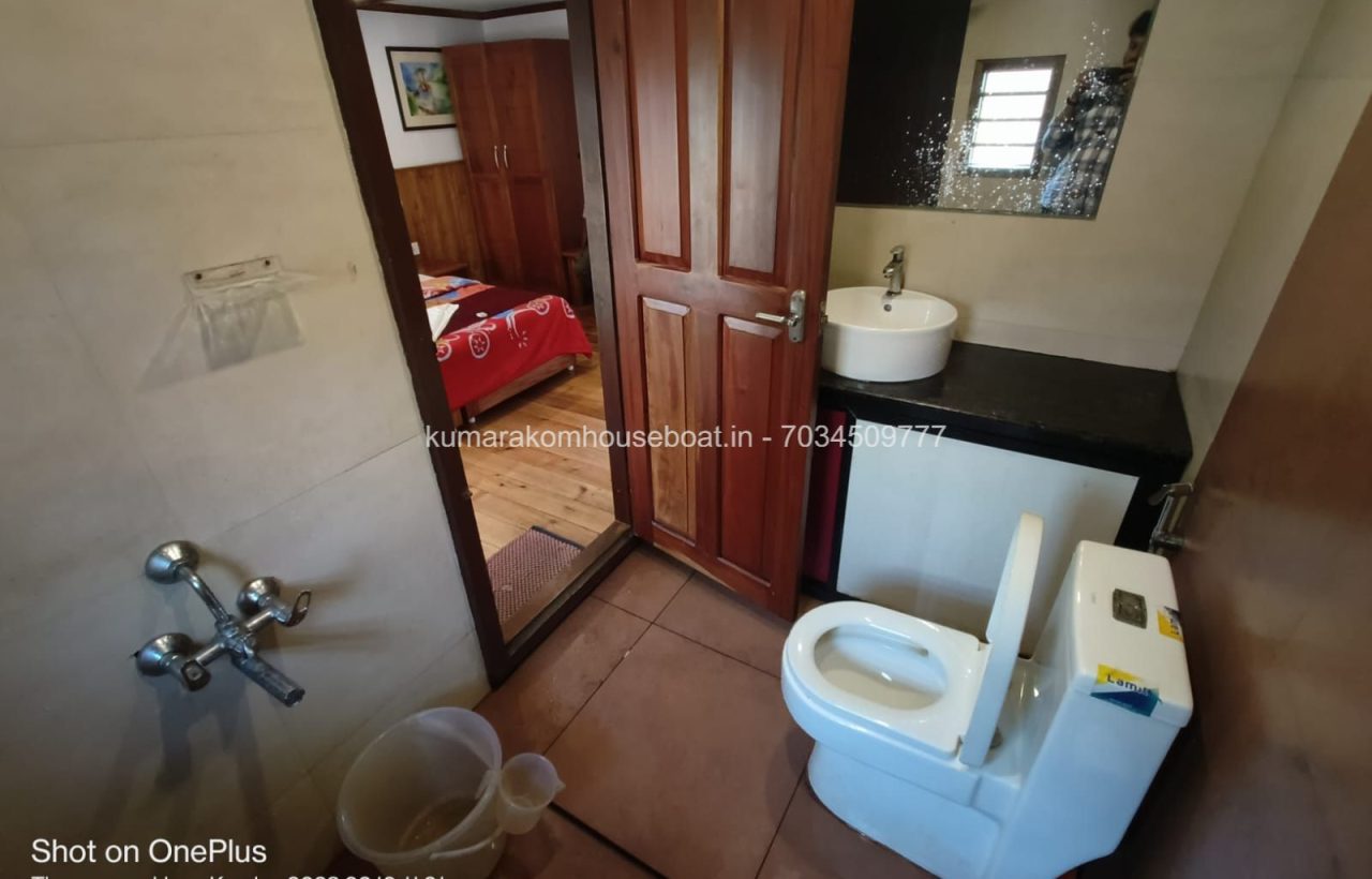 toilet kumarakom boat house