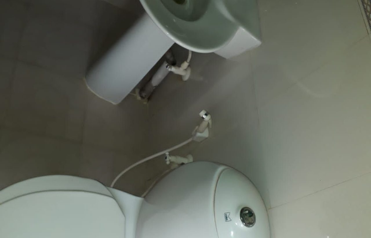 toilket in kumarakom boat house