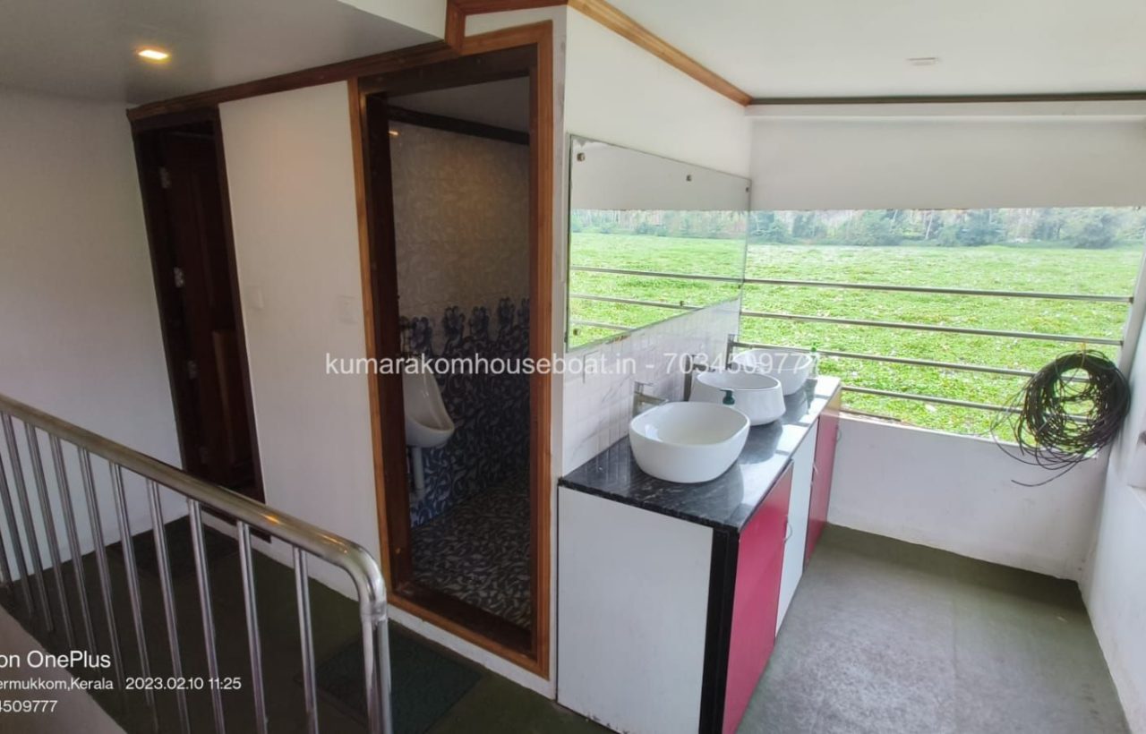 upper deck toilst kumarakom boat house