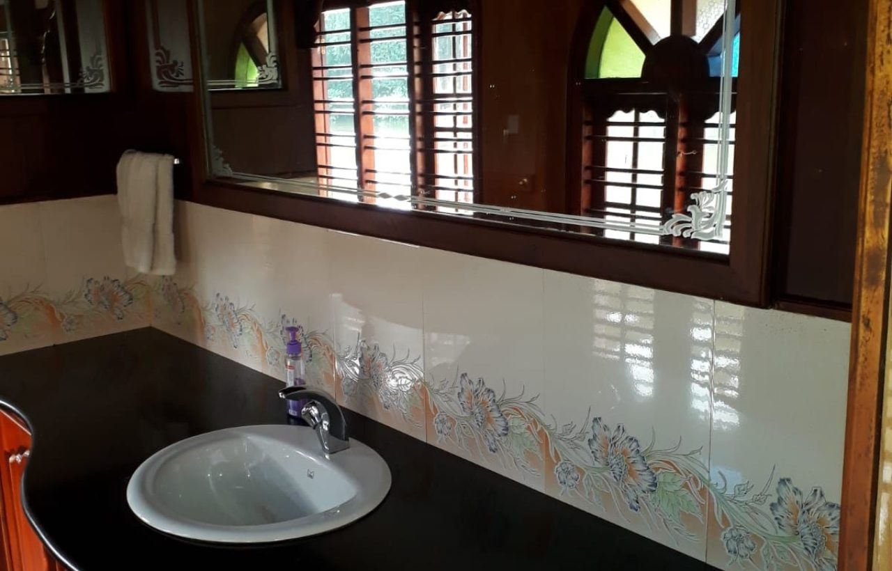 wash basin in kumarakom boat house
